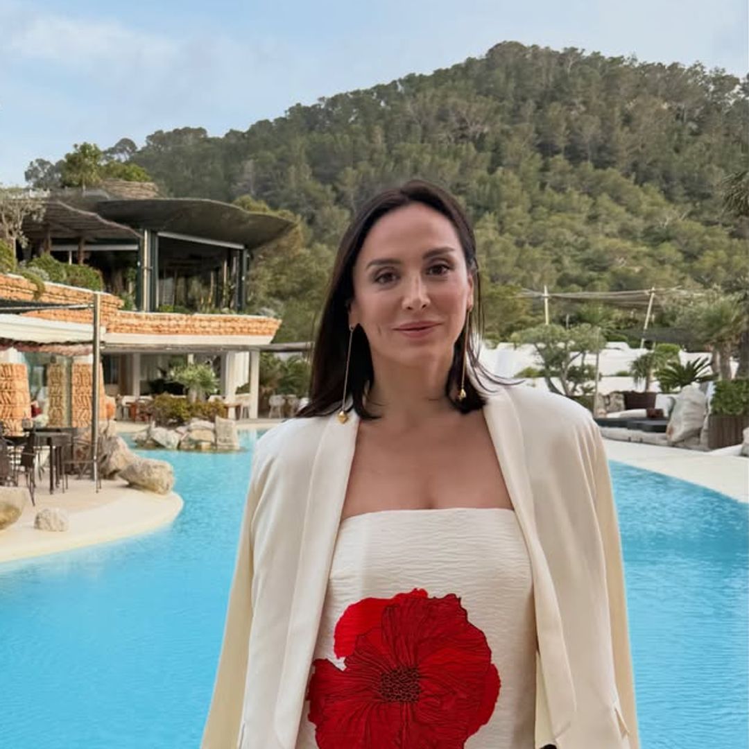 Tamara Falcó sorprende de boda en Ibiza con un look de invitada que desafía el protocolo: vestido marfil con grandes flores