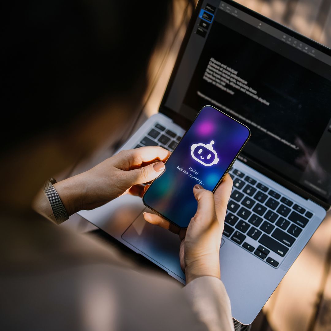 Un experto en ciberseguridad advierte sobre los chatbots románticos: "No debemos olvidar quién controla estos chatbots"