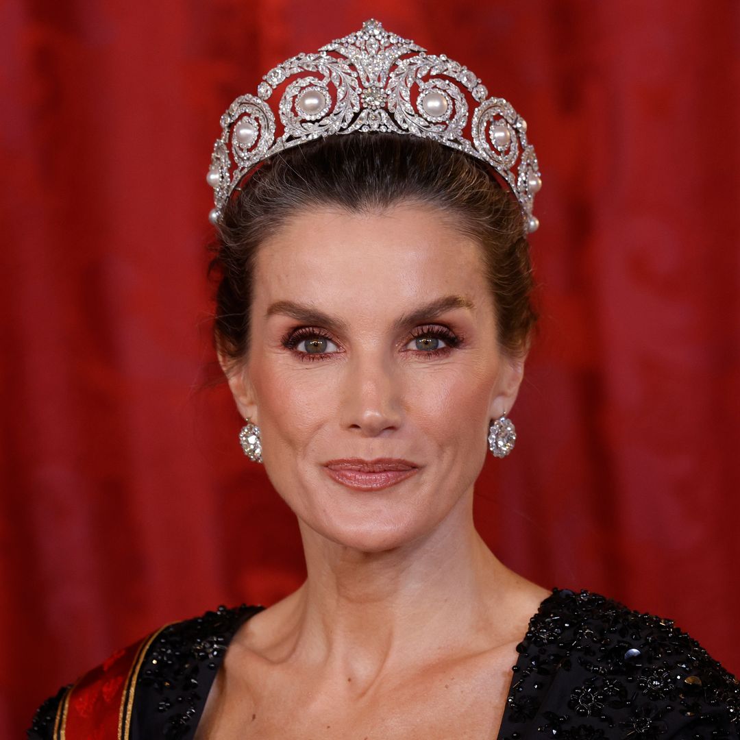 La Reina Letizia recupera todo el esplendor en el Palacio Real: tiara Cartier en homenaje a la Reina Sofía y vestido efecto 'Wow'
