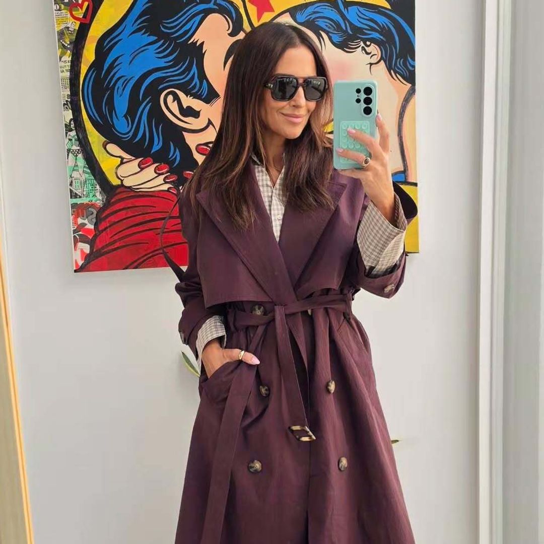 Paula Echevarría dice adiós a la gabardina beige: el diseño de otoño de 42 euros en color berenjena que une su estilo al de la infanta Sofía