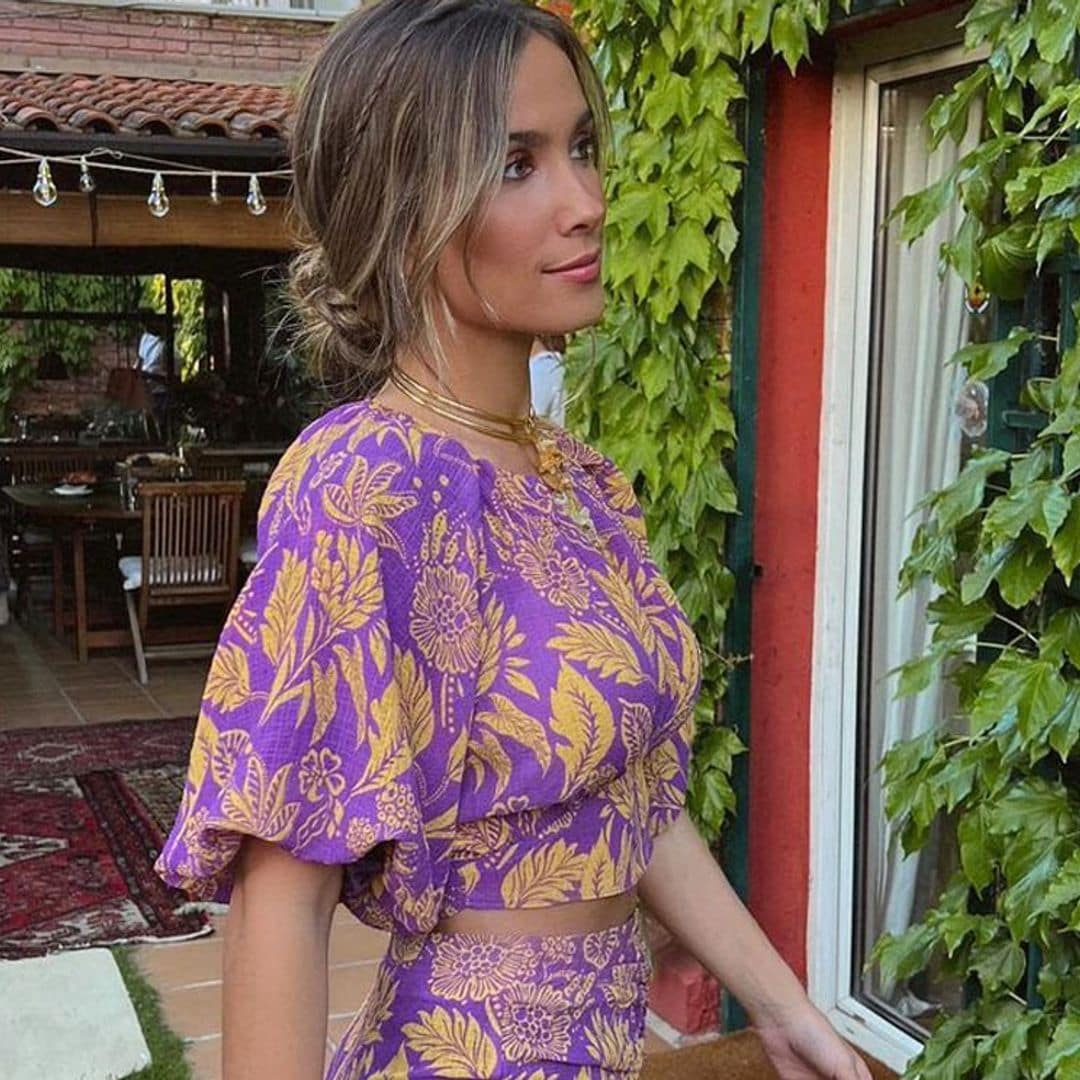 Top abullonado y falda drapeada: El look estampado de María Pombo en la pedida de su hermana