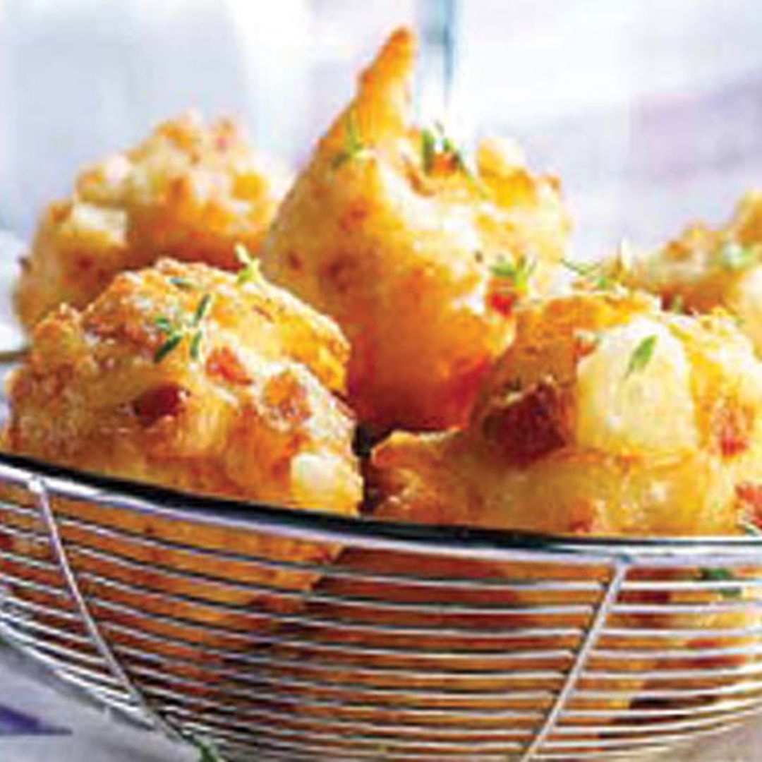 Buñuelos de jamón ibérico y queso con romero