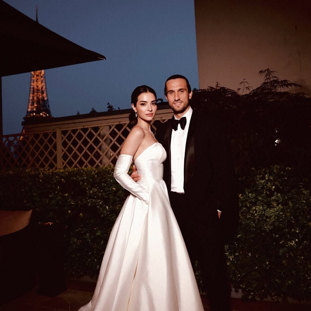 La actriz de la novela turca 'Kara Sevda' sorprende con las fotos inéditas de su boda con el futbolista Yusuf Yazıcı