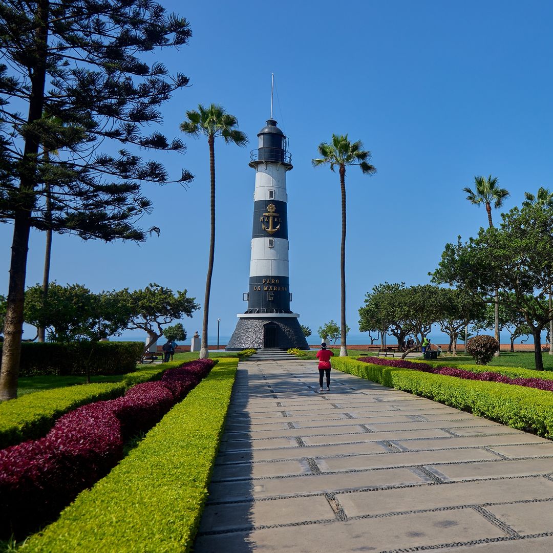 Faro en el Malecón de Miraflores, Lima, Perú