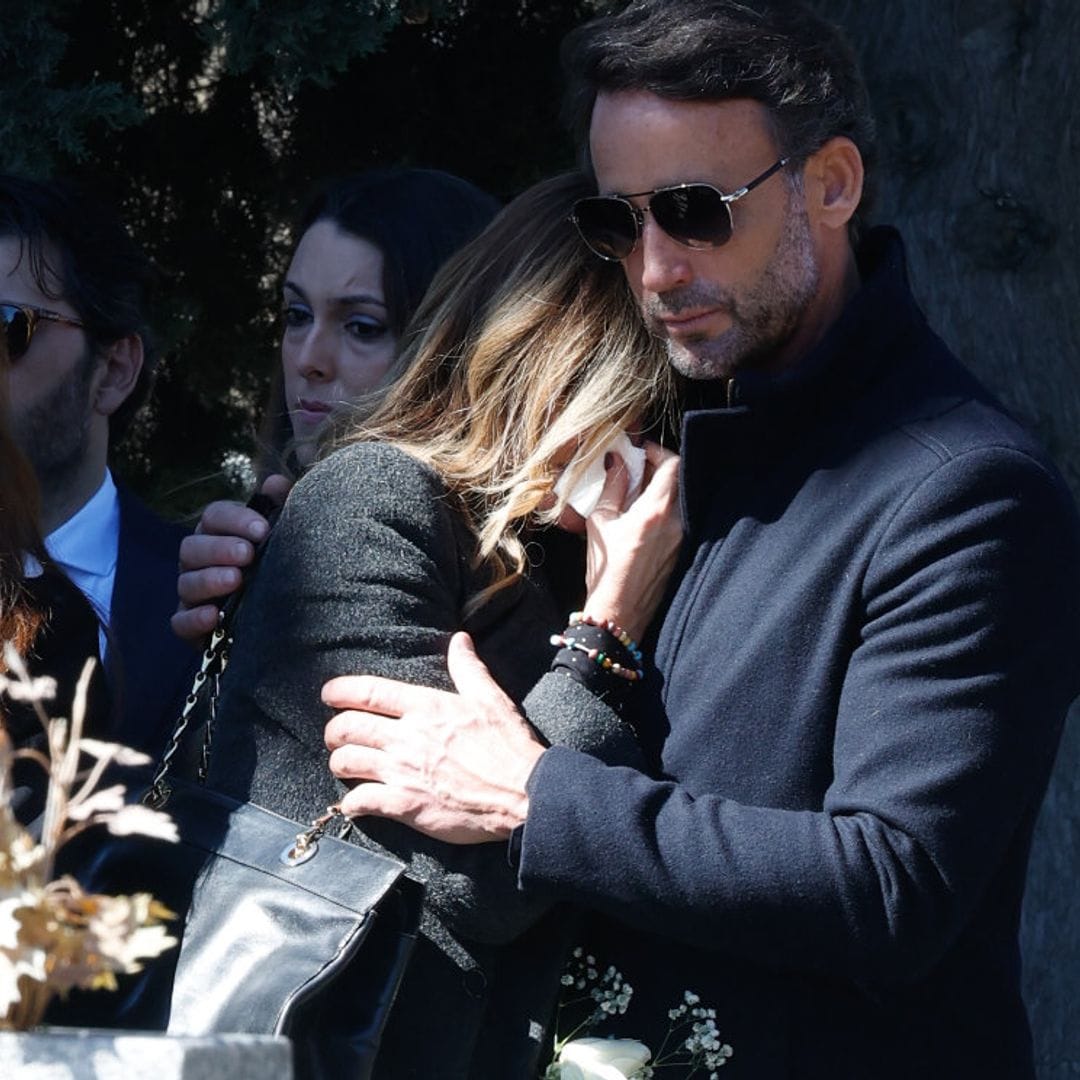 Lara Dibildos, destrozada en el entierro de Laura Valenzuela, recibe el consuelo de Álvaro Muñoz Escassi