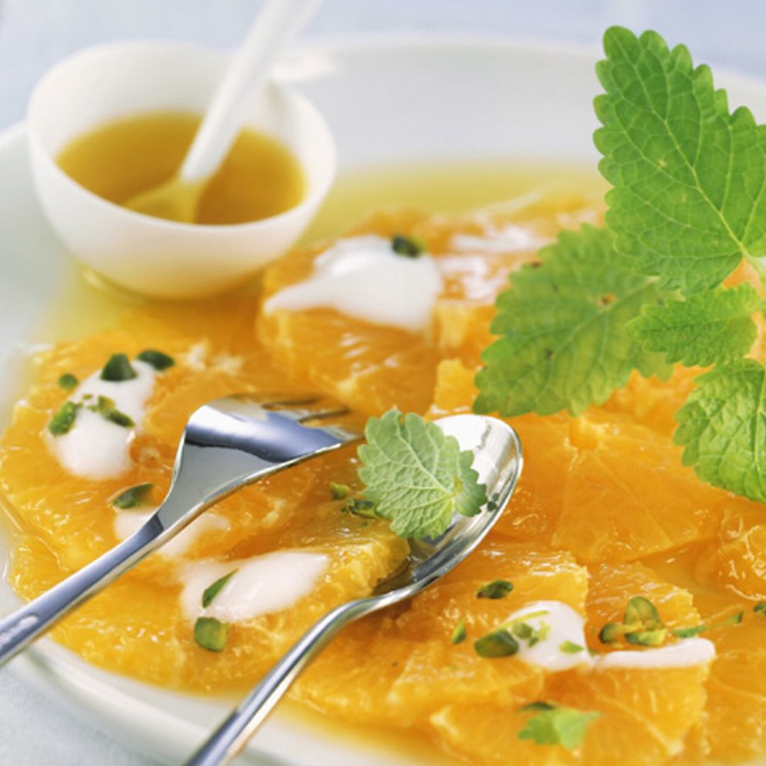 Naranja con pistachos, miel y azahar