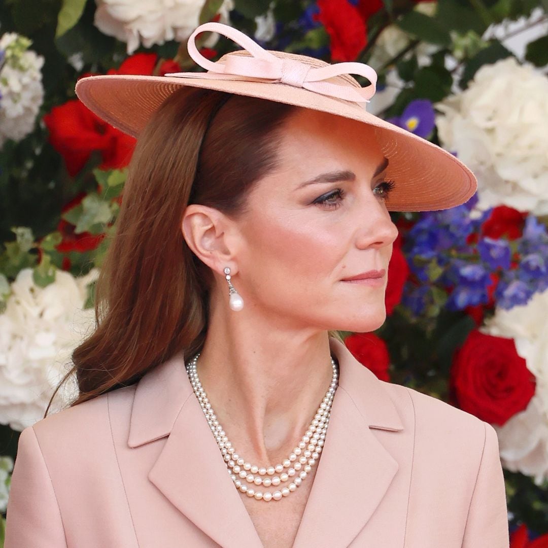 La princesa de Gales, una bailarina elegantísima con falda de red, perlas y tocado ante los Macron