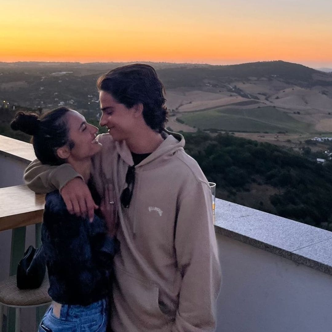 Pedro Antonio, el hijo músico de Rosario Flores, celebra su 20 cumpleaños con la romántica felicitación de su novia Lucía Cepeda