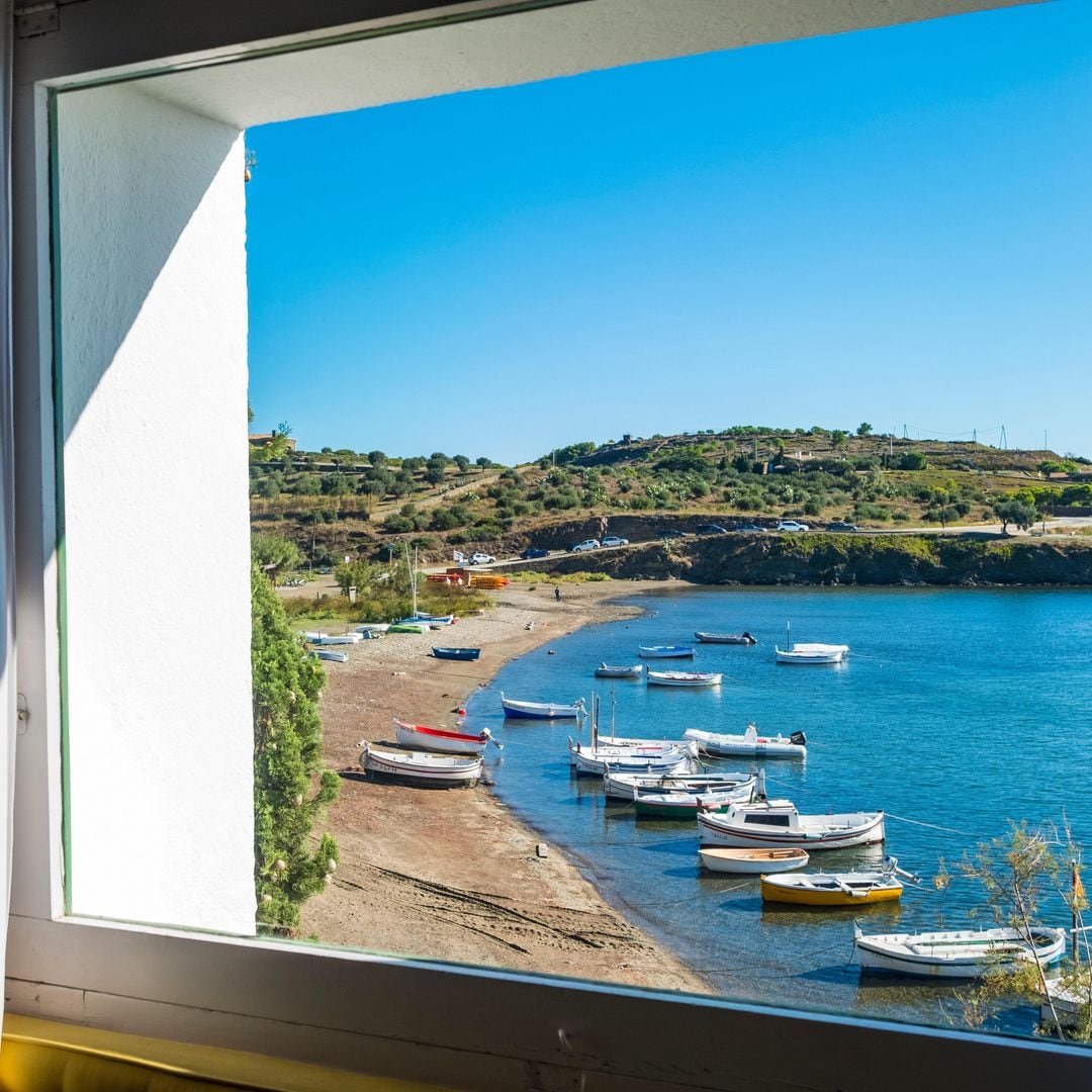 Paisaje y barcos en Portlligat vistos desde la casa del pintor Salvador Dalí, Girona