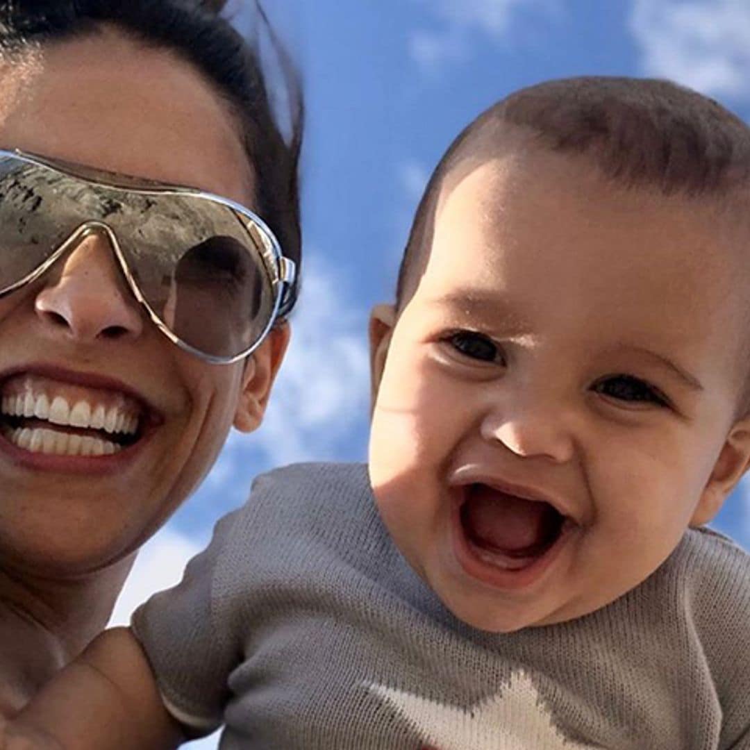 El hijo de Lorena Castell apenas tiene un año... ¡y ya conduce su primer coche!