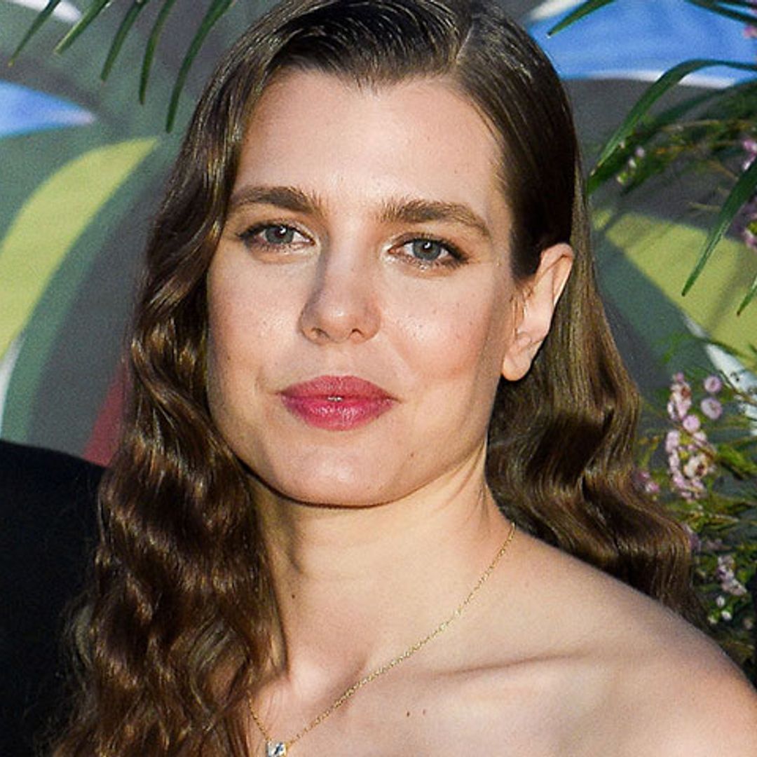 Carlota Casiraghi se transforma en una princesa 'vamp' para acudir al Baile de la Rosa