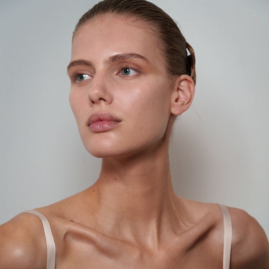 Modelo en el backstage del desfile de Ashi