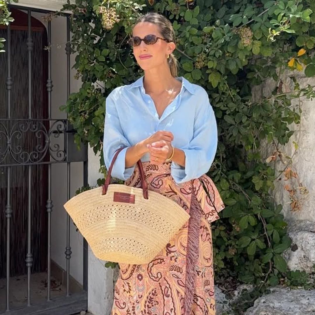 Camisa clásica y falda midi, la combinación perfecta para conseguir un look veraniego de lo más elegante