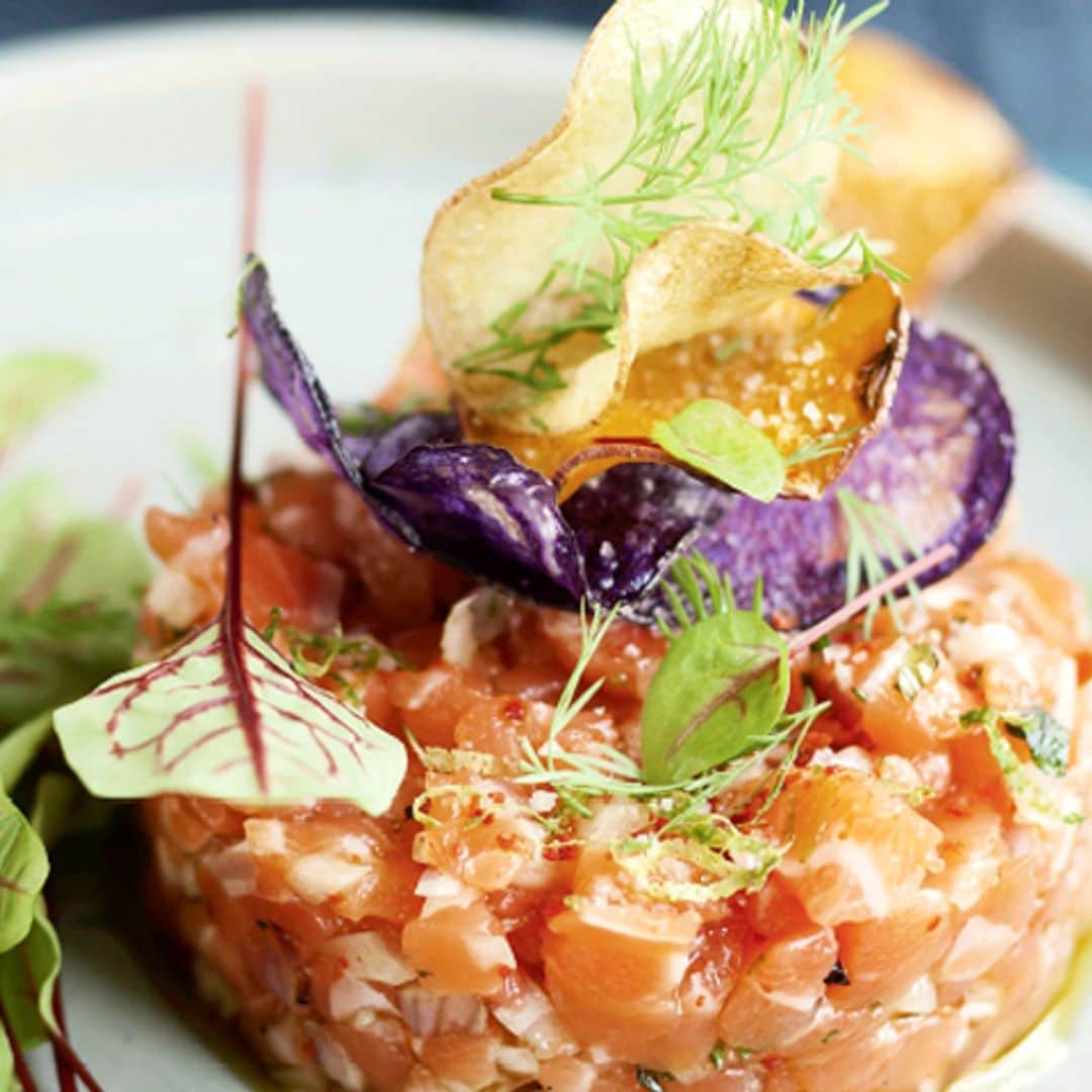 Tartar de salmón con ‘chips’ de patata