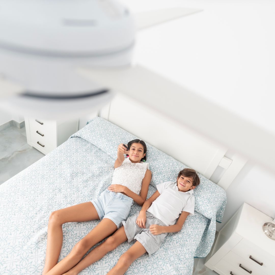 El secreto para dormir bien en agosto es este ventilador de techo con luz que parece sacado de un hotel de lujo y está rebajadísimo