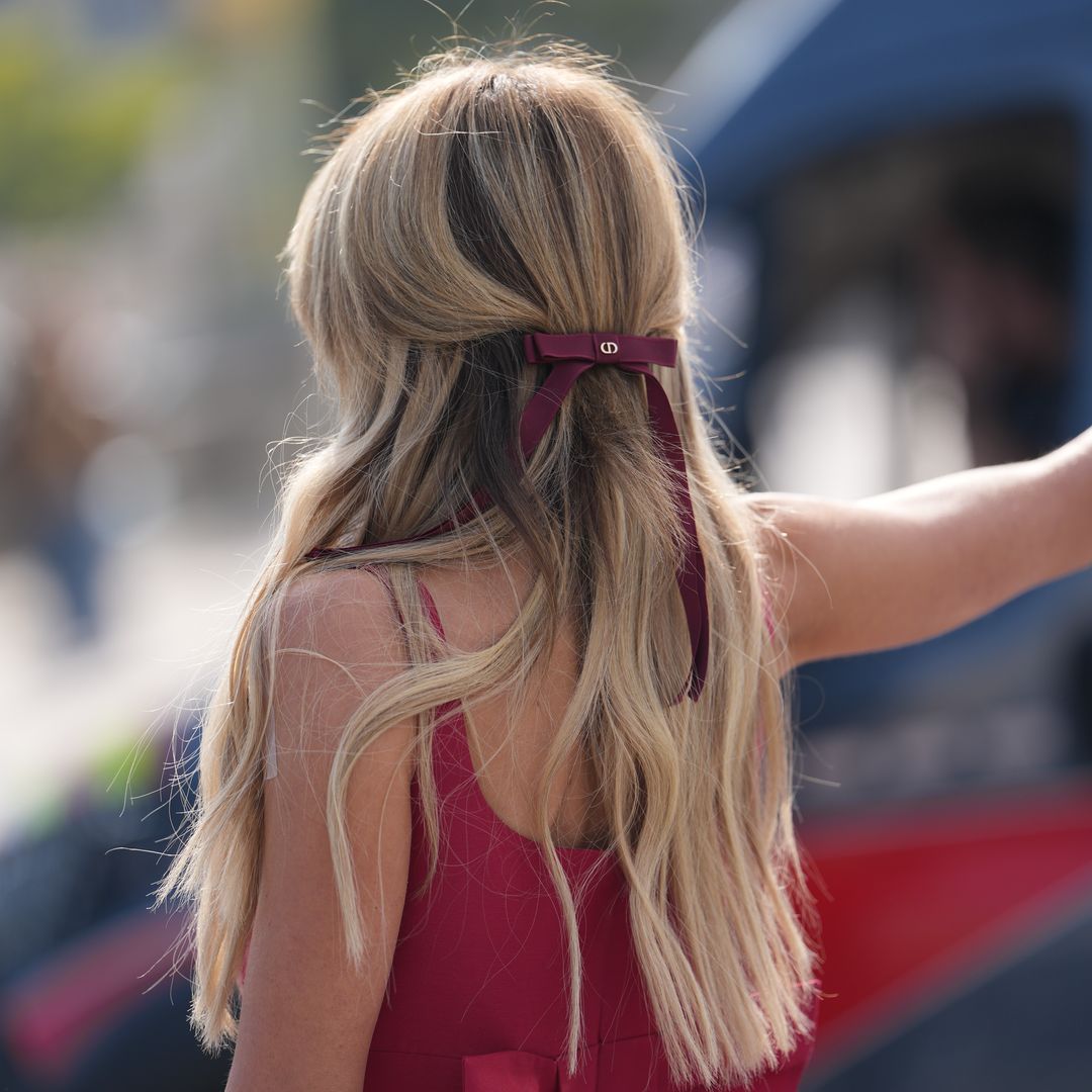  Mujer con lazo en el pelo