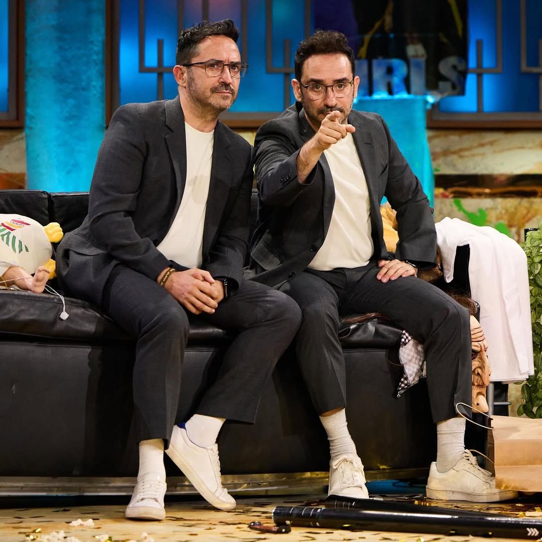 Conoce al gemelo de J.A. Bayona que triunfa como DJ y ha protagonizado un divertido momento en 'La Revuelta'