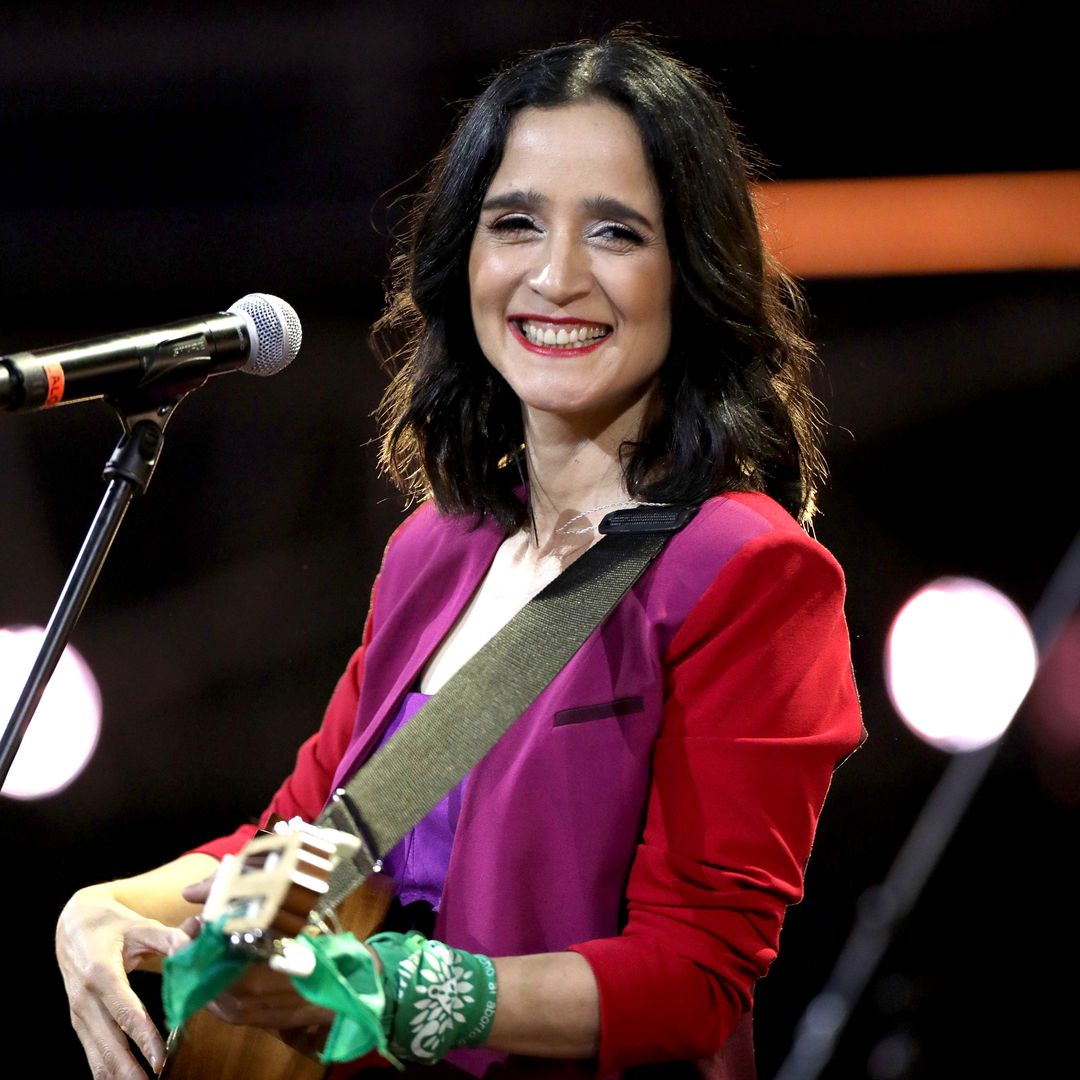 Julieta Venegas quiere subir al escenario con Bad Bunny en CDMX y le manda un mensaje directo