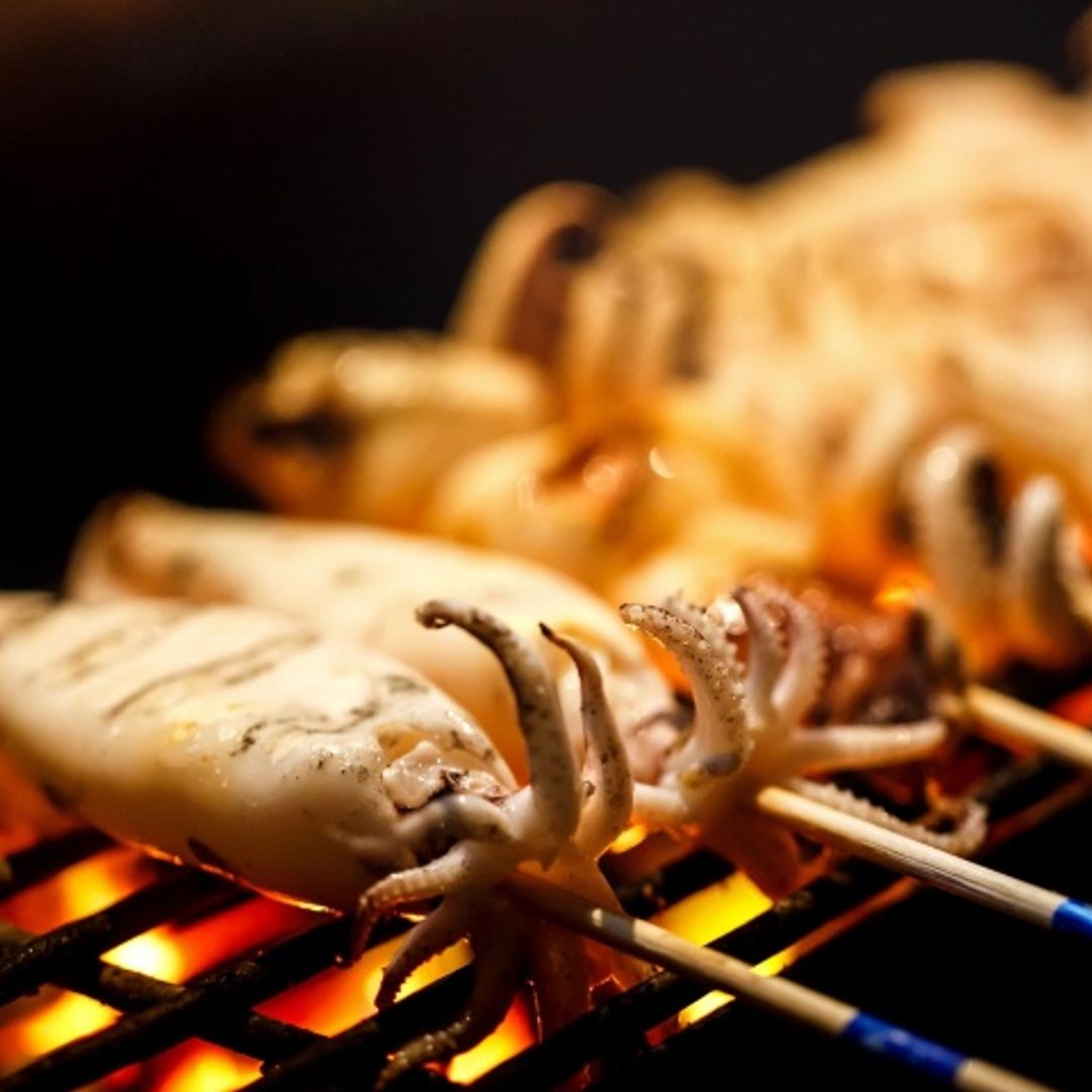 Calamares a la brasa con ensalada