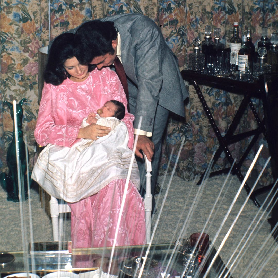 El torero Francisco Rivera y Carmen Ordóñez posan con su primer hijo, Fran Rivera, en la habitación infantil de su casa en Madrid