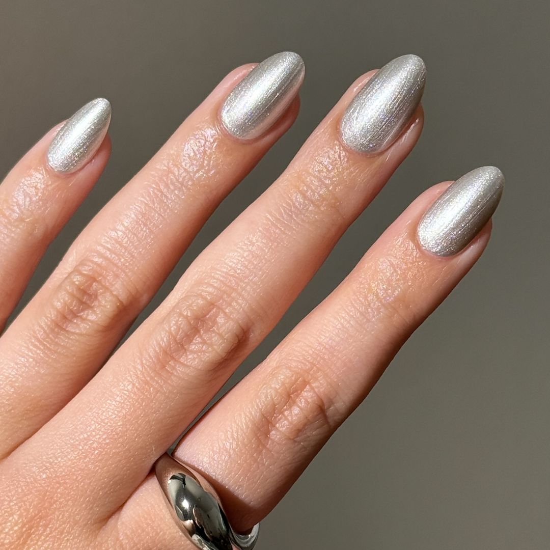Adiós a las uñas doradas: la manicura plata será la protagonista de tus looks más especiales