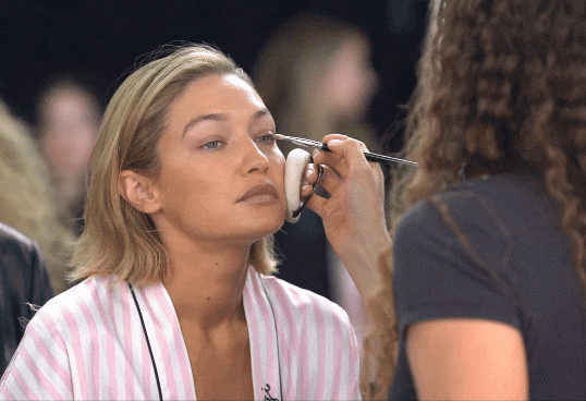 gigi hadid en el backstage de victorias secret