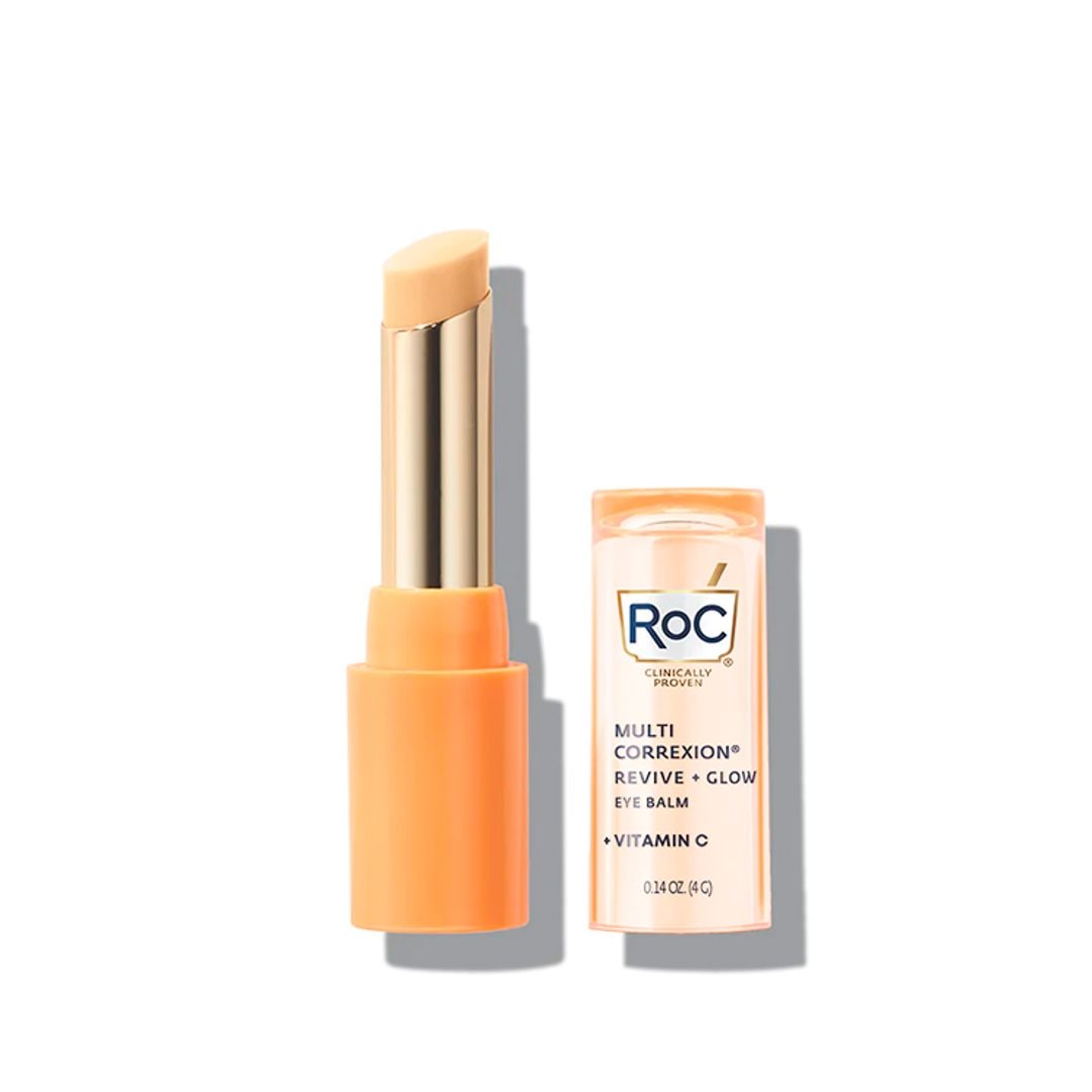 MULTI CORREXION® Revive + Glow, de RoC, es un contorno de ojos en stick de fórmula cremosa que gracias a su vitamina C iluminadora y péptidos reafirmantes transforma la mirada y reduce significativamente la apariencia de las ojeras. 
