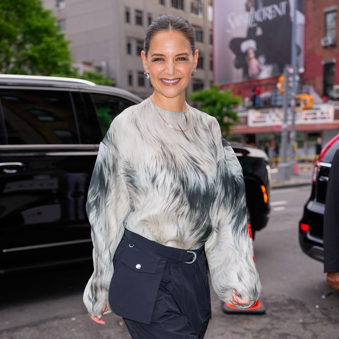 Las 4 prendas que no faltan en el armario de Katie Holmes según su estilista: “Está triunfando una tendencia lúdica con toques utilitarios”
