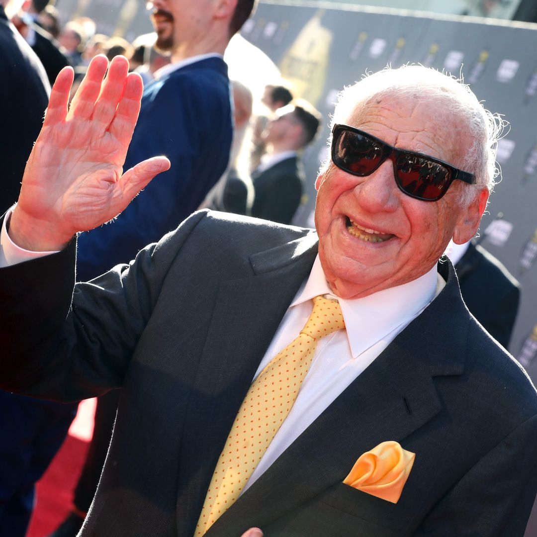 Mel Brooks saluda a la prensa en una alfombra roja 