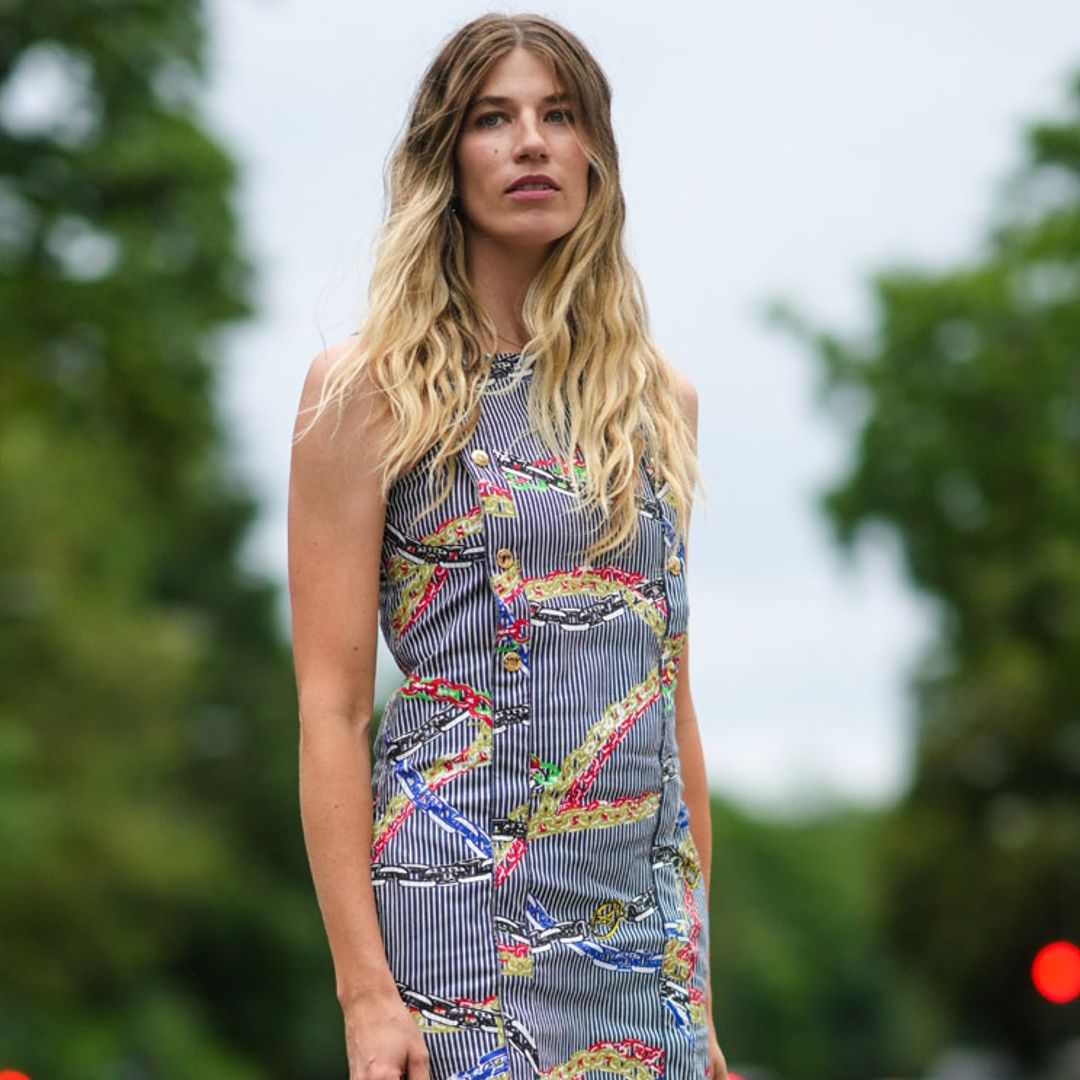 5 vestidos estampados que no son de flores y resuelven cualquier look