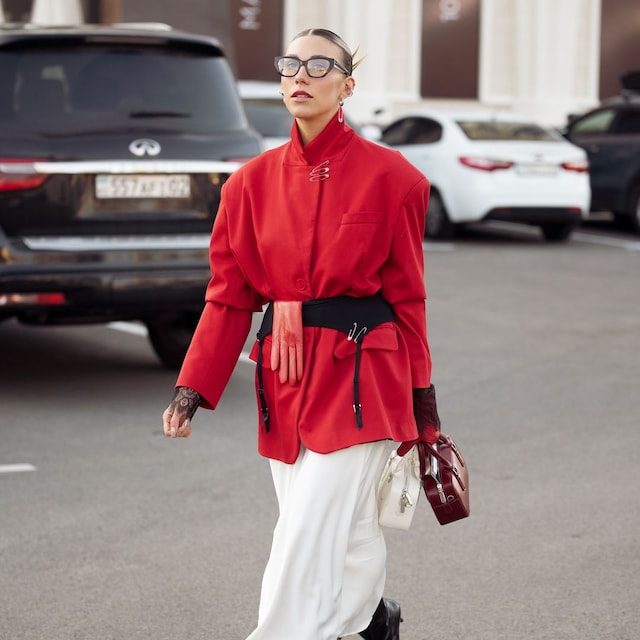 chaqueta roja con accesorios y doble bolso