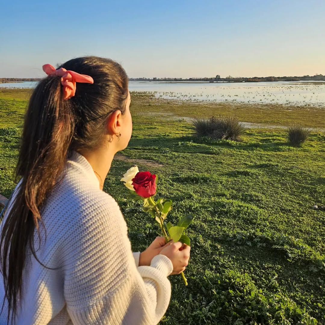 Carolina Marín junto a las marismas.