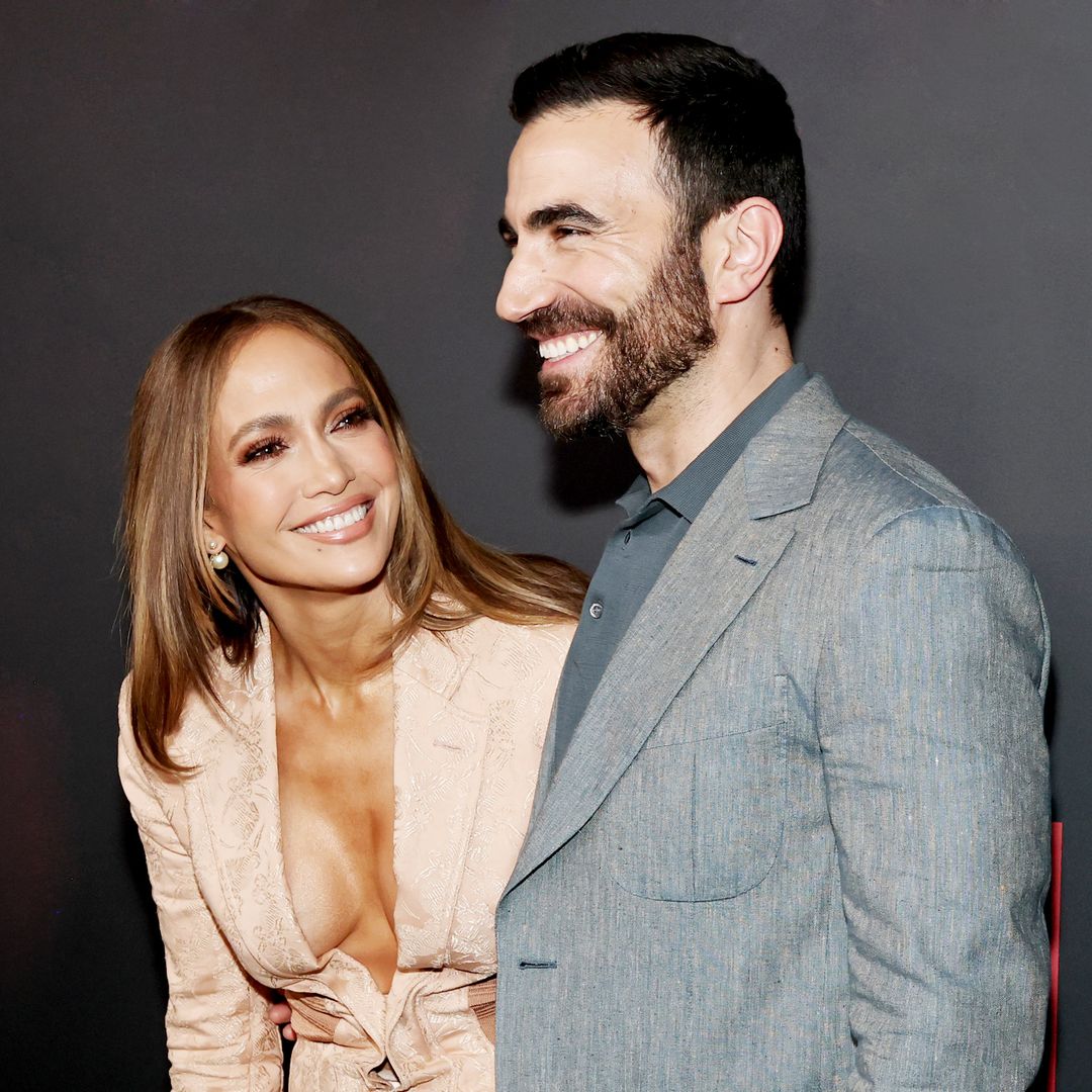Jennifer Lopez y Brett Goldstein en un evento de Netflix en Nueva York el 13 de mayo de 2026
