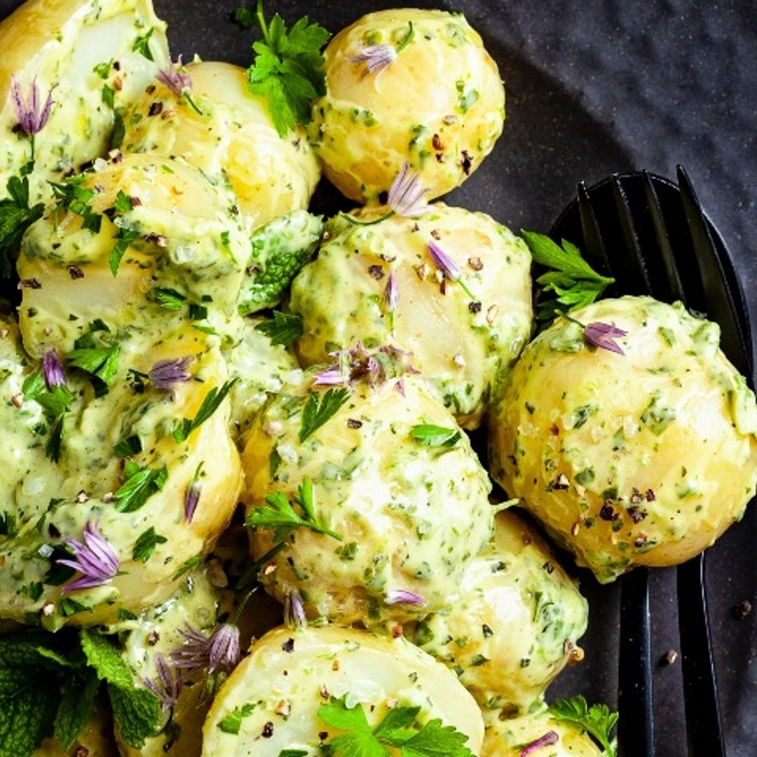 Ensalada de patatas con 'green goddess dressing'