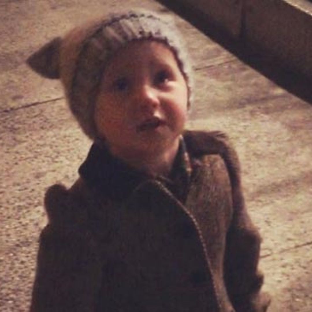 La hija de Alec Baldwin se quiere comer la luna y así lo cuenta…en español