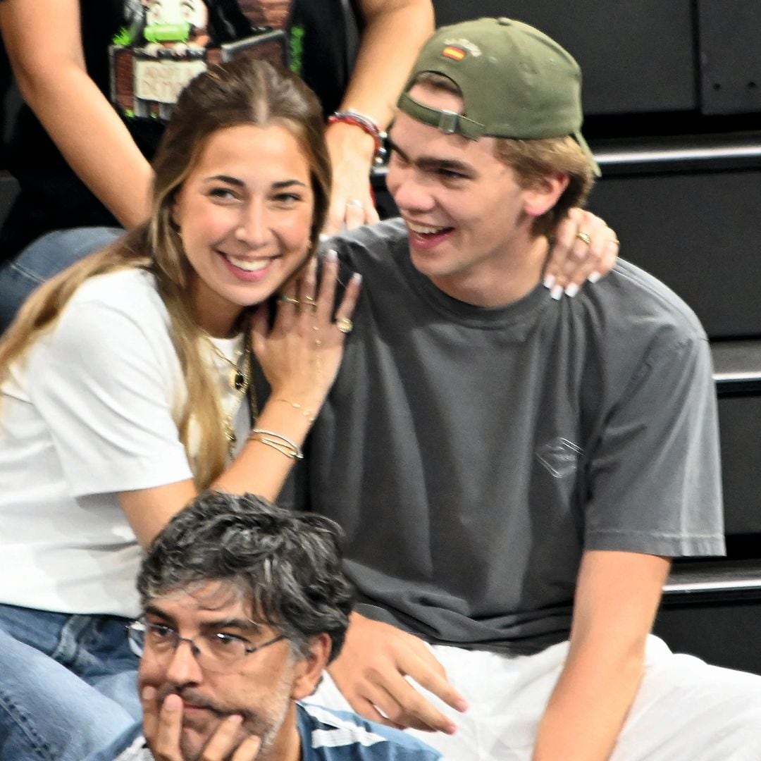La joven venezolana —junto a Miguel Urdangarin, en un partido de balonmano de su hermano Pablo— parece totalmente integrada en la familia
