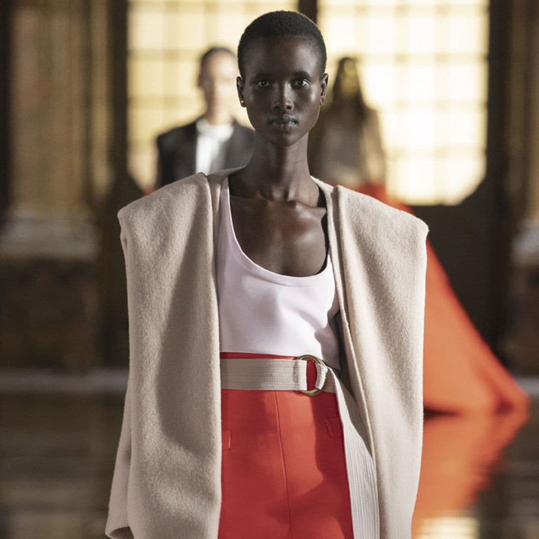 Valentino se 'cuela' desde Roma en la Alta Costura de París y sin su tradicional color rojo