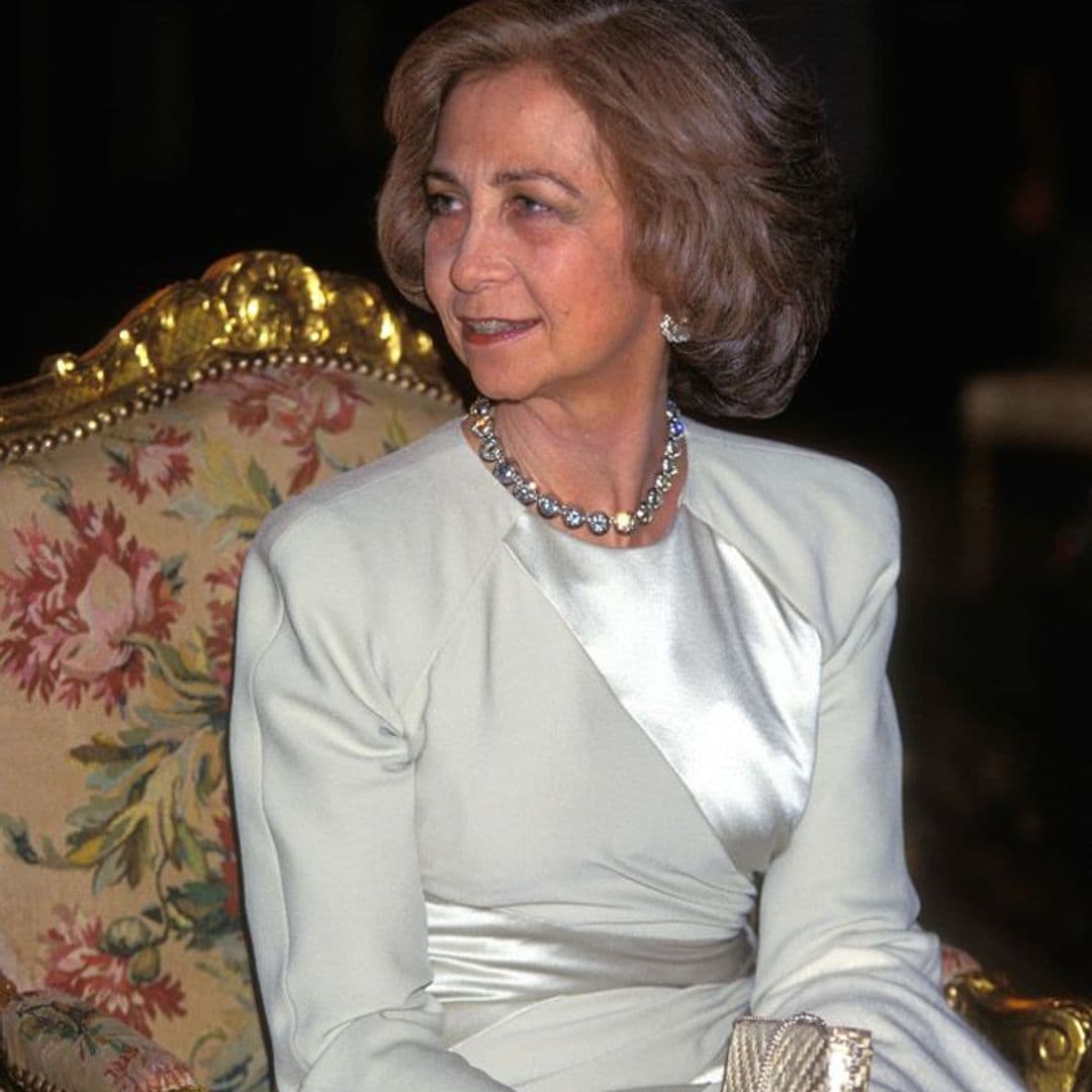 De su look de gala al vestido ‘pussy-bow’ que inspiró a grandes mujeres: ¿Cómo vistió la reina Sofía en sus viajes a Egipto?