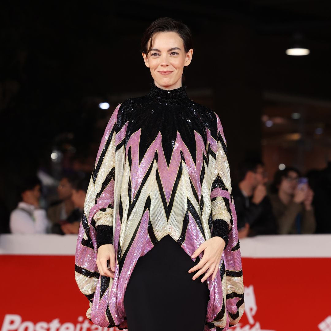 Vicky Luengo, la española que triunfa en los festivales internacionales junto a Javier Bardem: del vestido sensual al look con guiños setenteros
