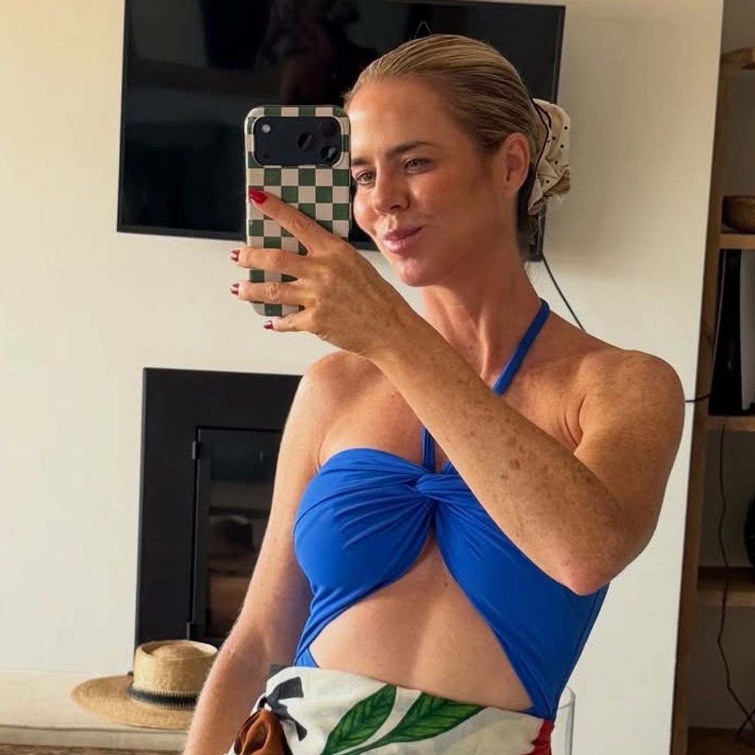 ​Amelia Bono sorprende con sus looks para un día de playa en Marbella: vestido salvaje español y bañador con truco para afinar la cintura