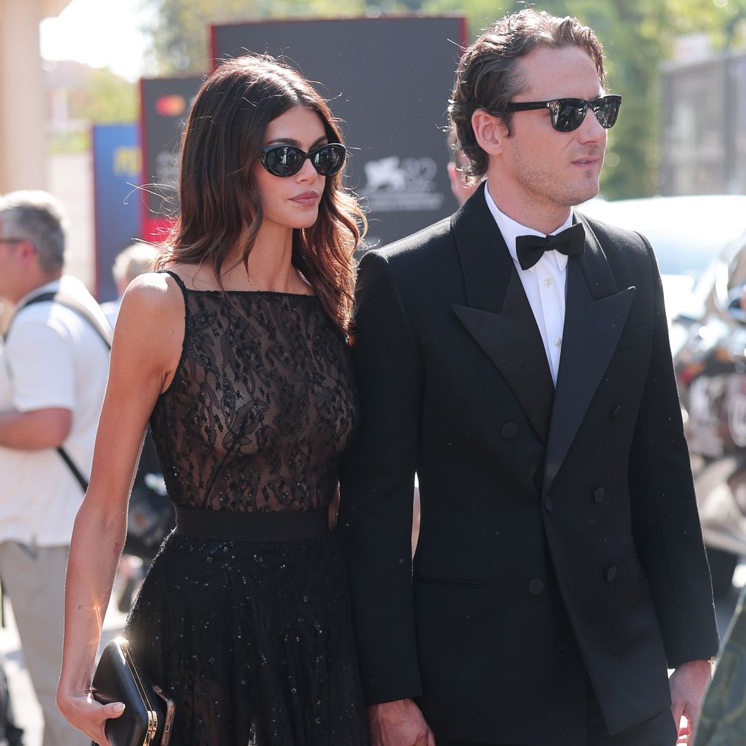 Kaia Gerber hace oficial su relación con Lewis Pullman sobre la alfombra roja en Venecia