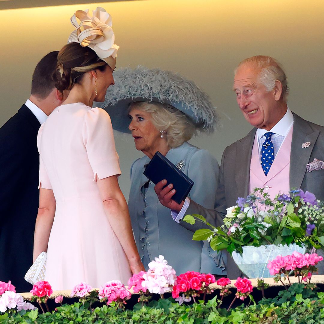 De la trampa de la princesa Ana a la solución diplomática del rey Carlos III: así han sido las segundas nupcias en la realeza británica