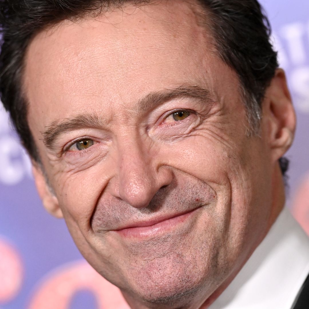 Hugh Jackman sorprende con este inesperado posado en la alfombra roja con su nueva pareja