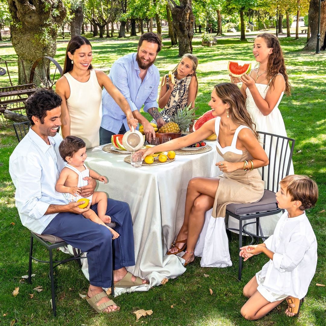Una estampa de toda la familia disfrutando de una merienda de verano, de izquierda a derecha: Eduardo con Marco; Melissa; Jacob Henson, marido de Grace; Allegra; Violetta, y junto a Grace, el pequeño Luca