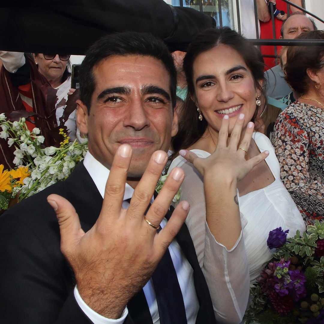 Los recién casados muestran sus alianzas