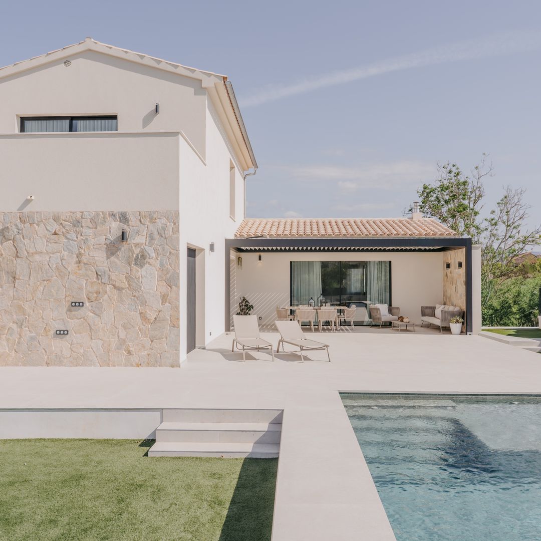 Así es la casa de Mallorca pensada para disfrutar todo el año: jardín con piscina, pérgola bioclimática y una decoración serena