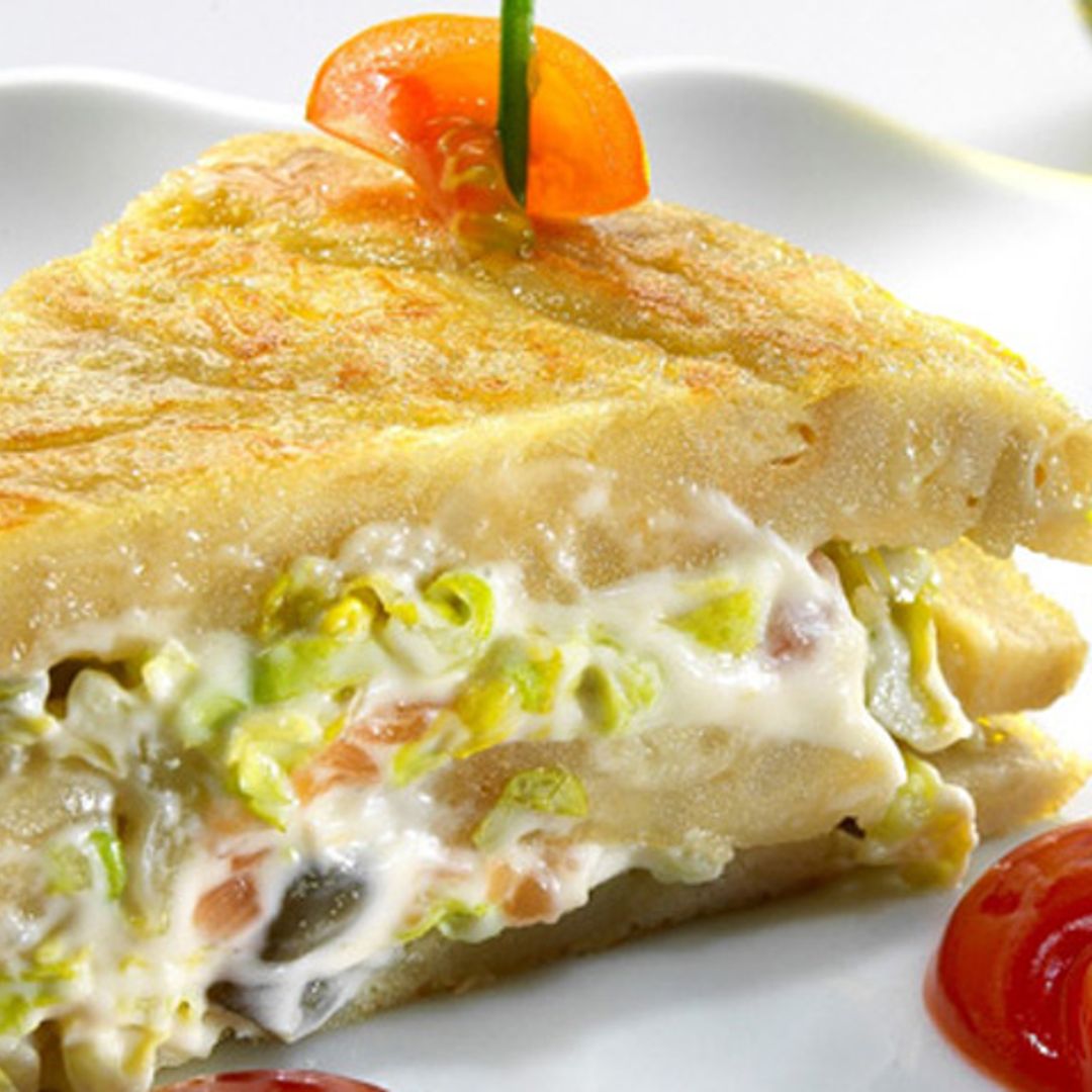 Pincho de tortilla española rellena con ensalada de salmón ahumado