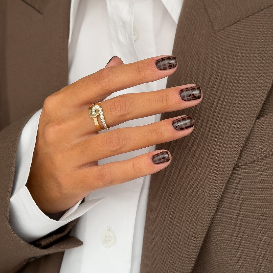 Manicura marrón chocolate y negro 