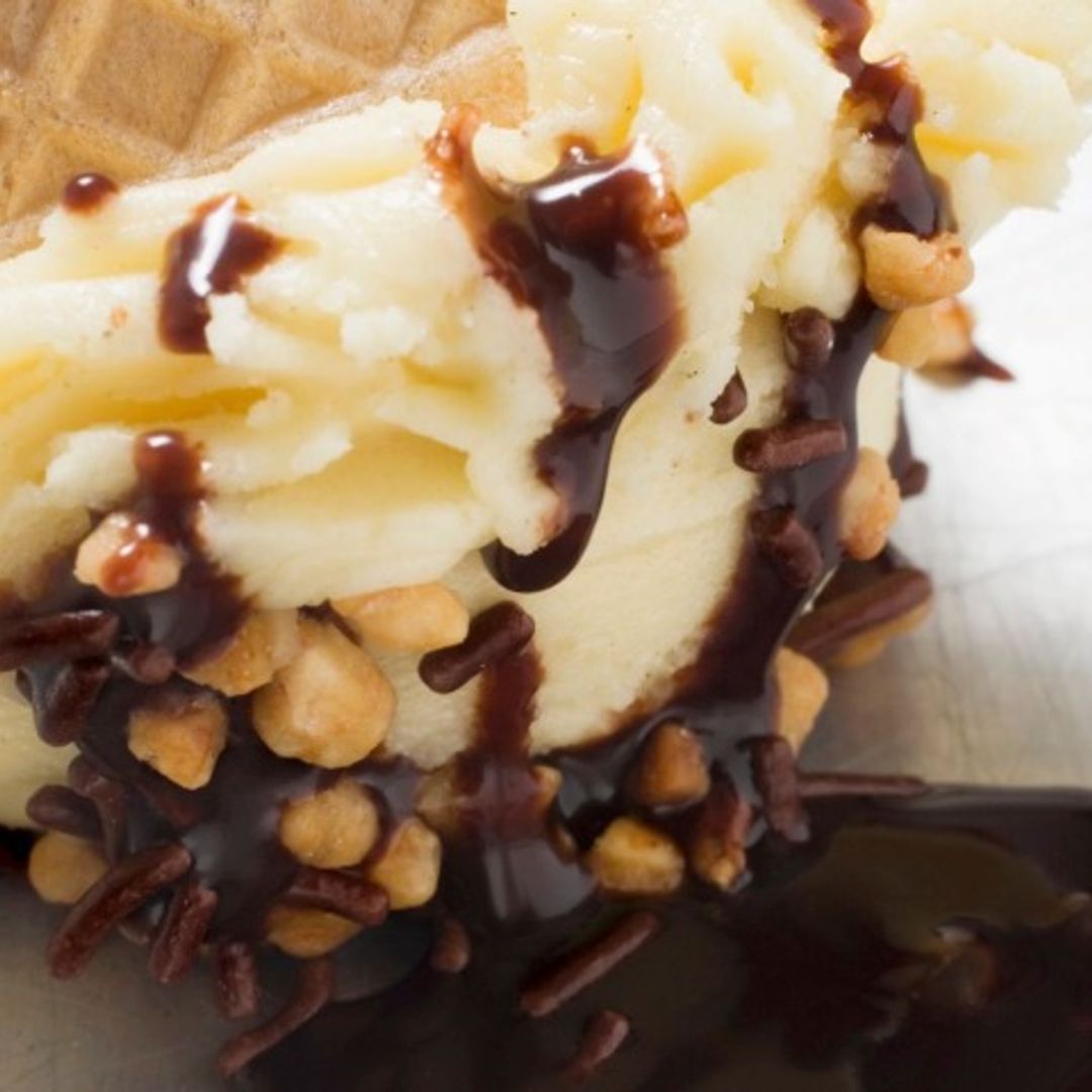 Cucuruchos con salsa de chocolate y nueces