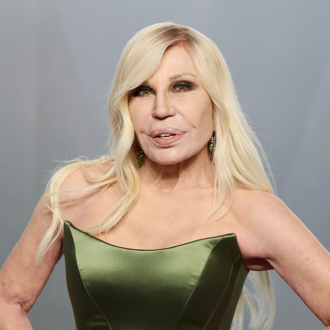 Donatella Versace lanzará su nueva marca de moda (y belleza) en 2027